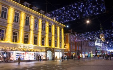 Graz, Avusturya-19 Kasım 2021: Ünlü Herrengasse caddesindeki güzel Noel süslemeleri, geceleyin, Graz, Steiermark, Avusturya 'da.