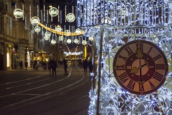 Gyönyörű Karácsonyi Díszek Híres Óratoronnyal Herrengasse Utcában Éjszaka Graz Belvárosában — Stock Fotó
