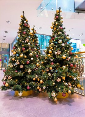 Güzel ve renkli Noel ağacı, tatil süslemeleri