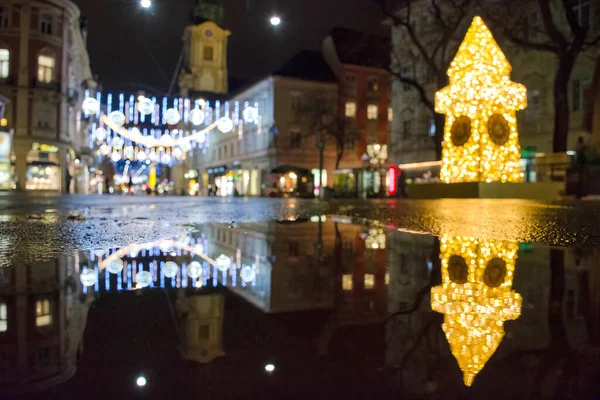 Verschwommene Weihnachtsbeleuchtung Mit Berühmtem Uhrturm Der Herrengasse Nachts Der Innenstadt — Stockfoto