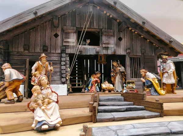 Traditionele Kerststal Met Prachtige Figuren Van Hout Geboorte Van Jezus — Stockfoto