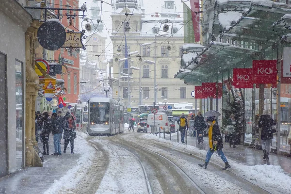 Graz Oostenrijk December 2021 Wandelaars Door Zware Sneeuwval Het Raadhuis — Stockfoto