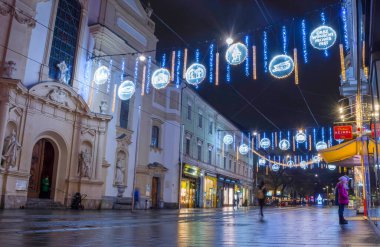 Graz, Avusturya-02 Aralık 2021: Avusturya 'nın Steiermark kentindeki ünlü Herrengasse caddesindeki güzel Noel süslemeleri ve ışıkları. Seçici odak