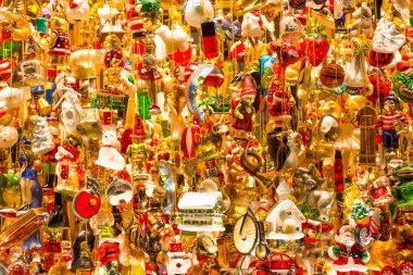 Graz, Avusturya-02 Aralık 2021: Bir mağaza vitrininde satılık Noel cam süslemeleri, dekoratif el boyaması Noel topları gelişmekte olan pazarda. Yaklaş, seçici odaklanma