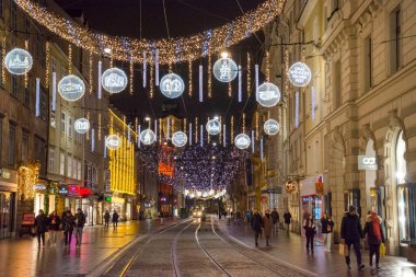 Graz, Avusturya-02 Aralık 2021: Avusturya 'nın Steiermark kentindeki ünlü Herrengasse caddesindeki güzel Noel süslemeleri ve ışıkları. Seçici odak