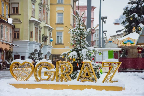 Avusturya 'nın Graz şehrinin merkezindeki ünlü Hauptplatz Meydanı' nda güzel bir Noel süslemesi. Güzel bir kar günü.