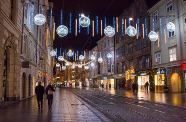 Graz, Avusturya-02 Aralık 2021: Avusturya 'nın Steiermark kentindeki ünlü Herrengasse caddesindeki güzel Noel süslemeleri ve ışıkları. Seçici odak