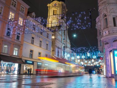 Graz, Avusturya-02 Aralık 2021: Avusturya 'nın Steiermark kentindeki ünlü Herrengasse caddesindeki güzel Noel süslemeleri ve ışıkları. Seçici odak