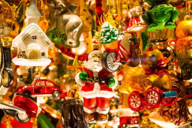 Graz, Avusturya-02 Aralık 2021: Bir mağaza vitrininde satılık Noel cam süslemeleri, dekoratif el boyaması Noel topları gelişmekte olan pazarda. Yaklaş, seçici odaklanma