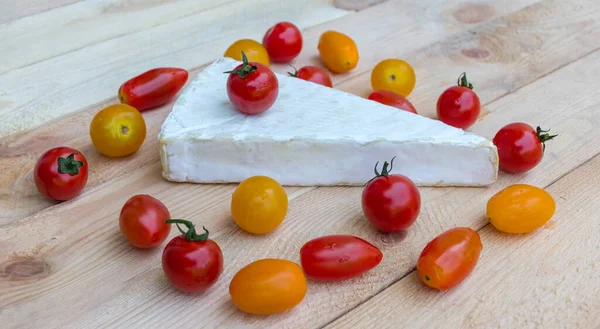 Queso Tomates Cherry Sobre Fondo Madera —  Fotos de Stock