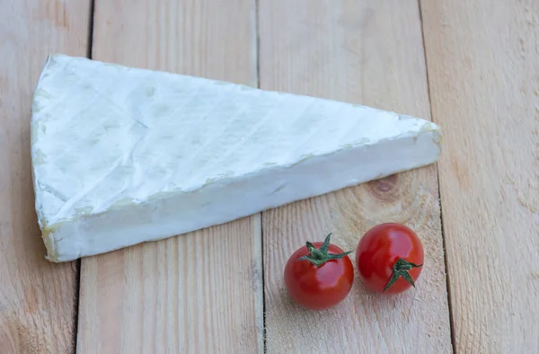 Käse Und Kirschtomaten Auf Holzgrund — Stockfoto