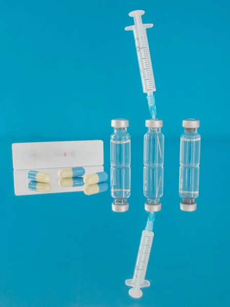 Flaconi Siringhe Vaccino Test Antigene Pillole Trattamento Coronavirus Covid Influenza — Foto Stock