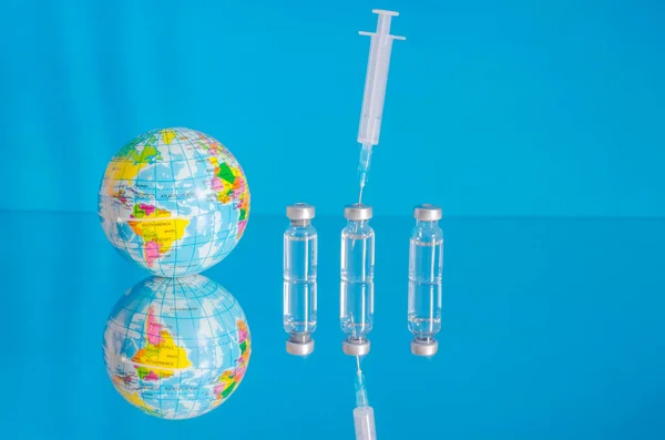 Flaconi Siringhe Vaccino Trattamento Covid Influenza Influenza Vaccinazione Massa Mondiale — Foto Stock