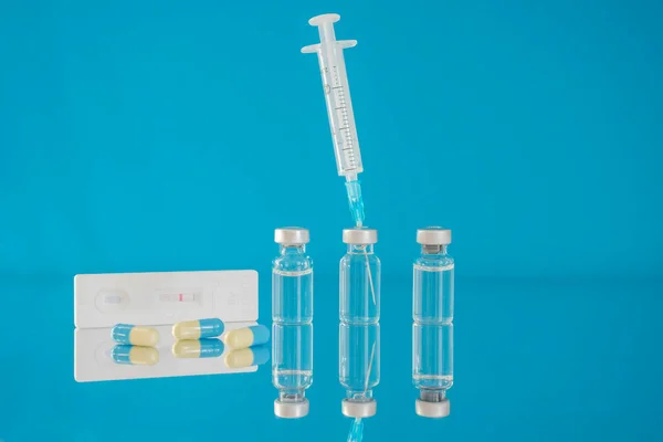 Butelki Strzykawka Szczepionką Test Antygenowy Tabletki Leczenie Przeciw Koronawirusowi Covid — Zdjęcie stockowe