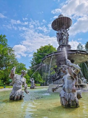 Stadtpark şehir parkında güzel bir çeşme, Avusturya 'nın Styria bölgesinin merkezindeki Graz şehrinin ortasında yeşil bir ada. Seçici odak