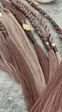 Bohem saç aksesuarlı örgüler. Kapatın.