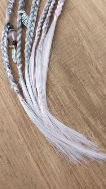 Accesorios para el cabello bohemio trenzas texturizadas de cerca — Vídeos de Stock