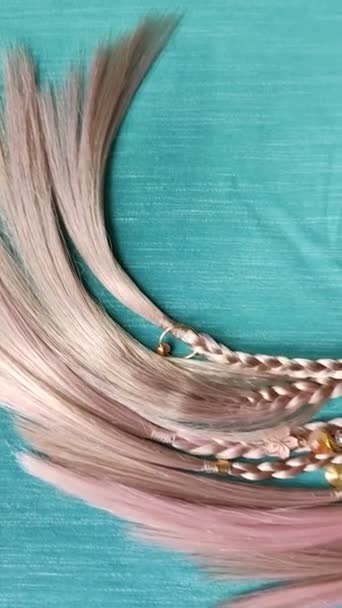 Богемські волоскові аксесуари текстуровані коси зблизька — стокове відео