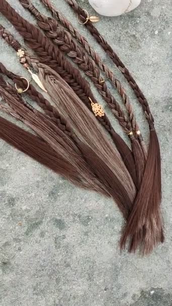 Accesorios para el cabello bohemio trenzas texturizadas de cerca — Vídeos de Stock