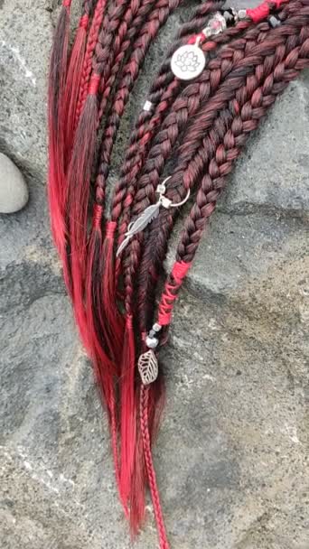 Accesorios para el cabello bohemio trenzas texturizadas de cerca — Vídeos de Stock