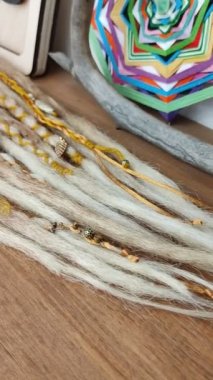 Bohem saç aksesuarlı örgüler. Kapatın.