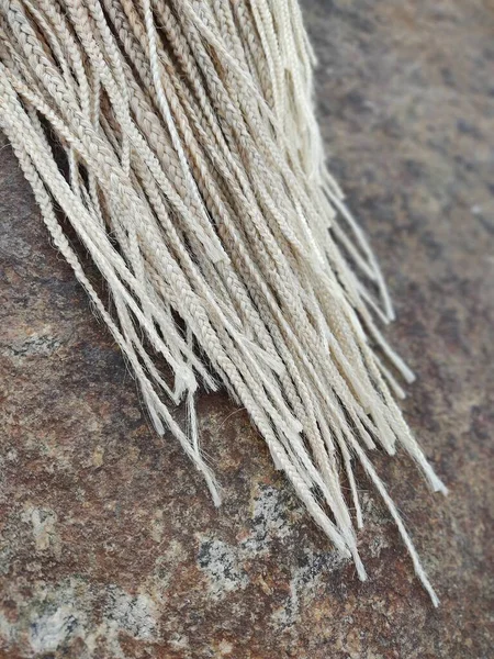 Afrikanska flätor med kanekalon på nära håll med pärlor — Stockfoto