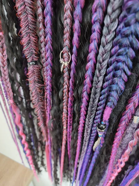 Kanekalon 'lu Afrikalı örgüler, boncuklarla yakın mesafede.