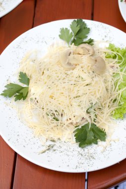 rendelenmiş peynir salatası