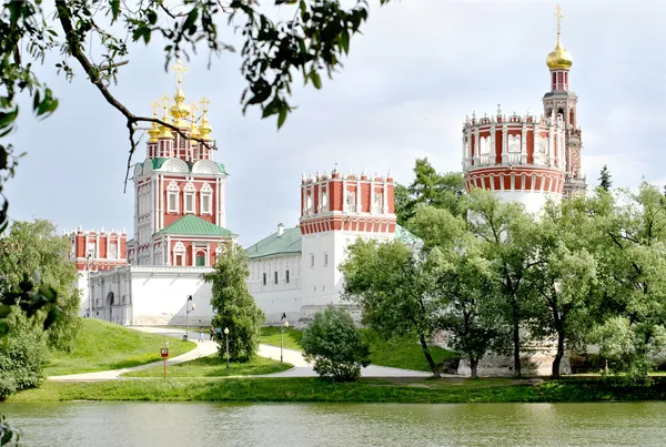 Şapel, novodevichy Manastırı ve gölet kuşlar ile görünüm