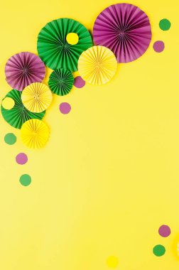 Renkli kağıt konfetileri, karnaval maskesi ve sarı arka planda fotokopi alanı, tebrik kartı ve karnaval ya da doğum günü için parti davetiye şablonu tasarımı, Mardi Gras,