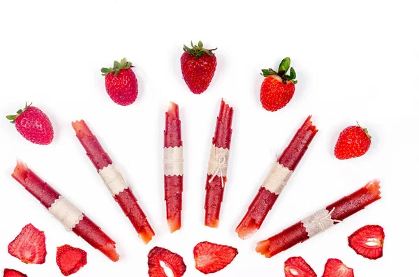 Reife Rohe Erdbeeren Und Getrocknete Erdbeerscheiben Chips Auf Weißem Hintergrund — Stockfoto