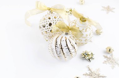 Eski topları olan Noel seti altın, beyaz renkler, beyaz arka planda geleneksel süslemeler. Boşluğu, düzlüğü, metin ve kış tatili konsepti için yeri olan şablon düzenleme tebrik kartını kopyala