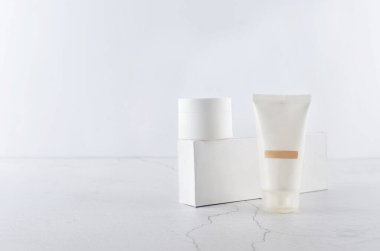 Beyaz arka planda beyaz kozmetik şişeler ve metin için plazma. Spa, cilt bakımı, yüz, vücut, yüz ve saç bakımı. 