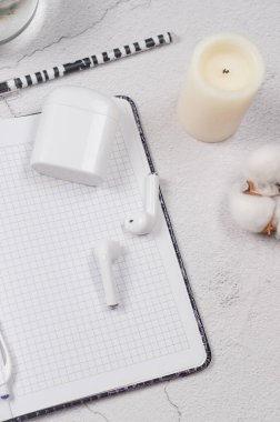 Boş defter, kalem, papatya, şablon düzenleme, evden ya da blog konseptinden çalışma, sosyal medya paylaşımı içeren düz bir işyeri