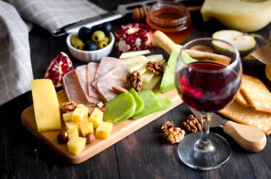 Bal, meyve, kurabiye ve fındıklı ev yapımı peynir. Taze süt ürünleri, sağlıklı organik gıdalar. Lezzetli aperatif.