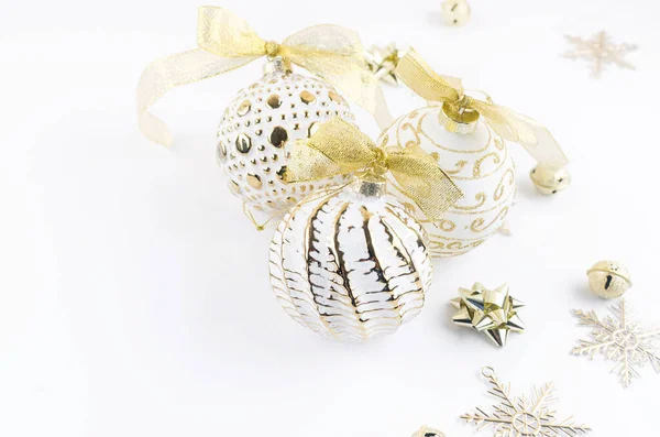 Conjunto Natal Com Bolas Retro Ouro Cores Brancas Decorações Tradicionais — Fotografia de Stock