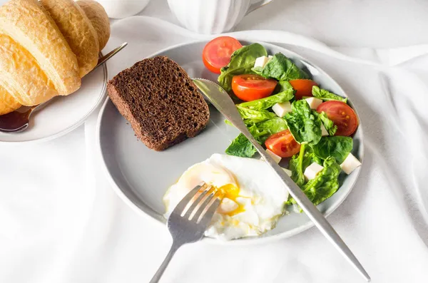 Decoración Mesa Primavera Mañana Ensalada Plato Huevo Taza Café Croissant — Foto de Stock