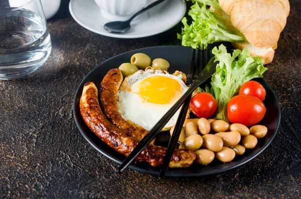 Desayuno Inglés Completo Tradicional Con Huevos Fritos Salchichas Frijoles Tomates — Foto de Stock