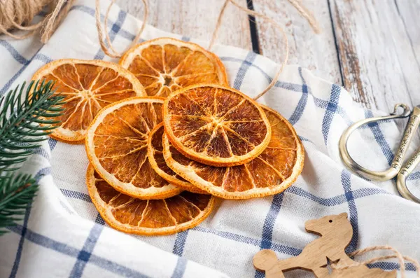 Kerststilleven Met Milieuvriendelijke Geschenkverpakking Handgemaakte Kerst Gedecoreerde Droge Sinaasappels Witte — Stockfoto