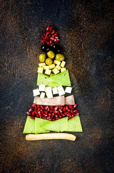 Diverse Kaasstukken Vruchten Vorm Van Een Kerstboom Donker Bord Feestelijke — Stockfoto
