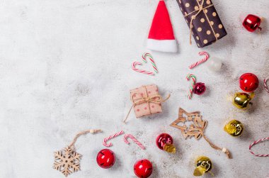 Modern Noel hediyelerini kraft kağıdına sardı. Çevre dostu ambalaj. Noel 'in sıfır atığı, ekolojik çevre dostu kavramı. Klasik retro tarzı, el yapımı Noel süsleri. 