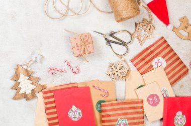Koyu arkaplanda el yapımı el yapımı kağıt torbaların orijinal Noel Advent takvimi. Hediyeler ve süprizlerle Noel 'i bekliyorum. Çocuklar için mevsimlik etkinlik, aile kış tatili, 
