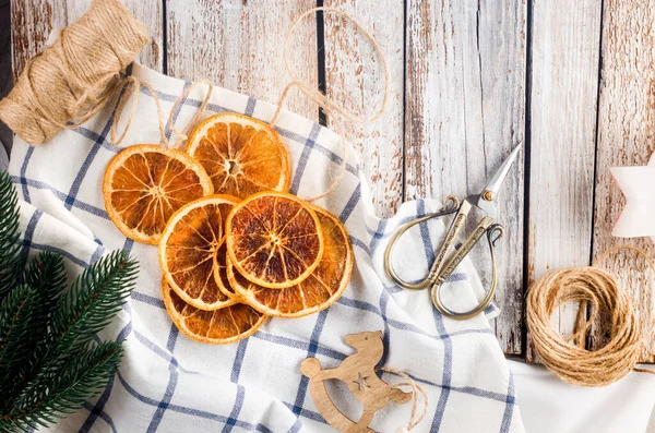 Kerststilleven Met Milieuvriendelijke Geschenkverpakking Handgemaakte Kerst Gedecoreerde Droge Sinaasappels Witte — Stockfoto