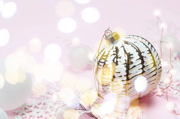 Natal Ano Novo Fundo Decorações Brancas Sobre Fundo Rosa Pastel — Fotografia de Stock