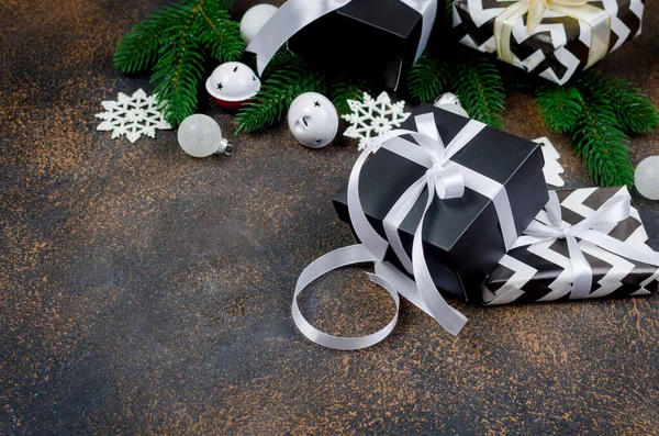 Черные Коробки Подарков Украшены Белой Лентой Темном Фоне Праздничные Открытки — стоковое фото