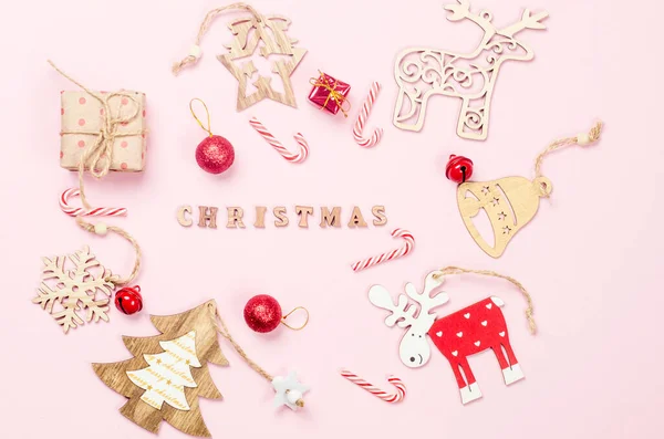 Karácsonyi Vagy Újévi Háttér Fehér Piros Dekoráció Pasztell Rózsaszín Háttérrel — Stock Fotó