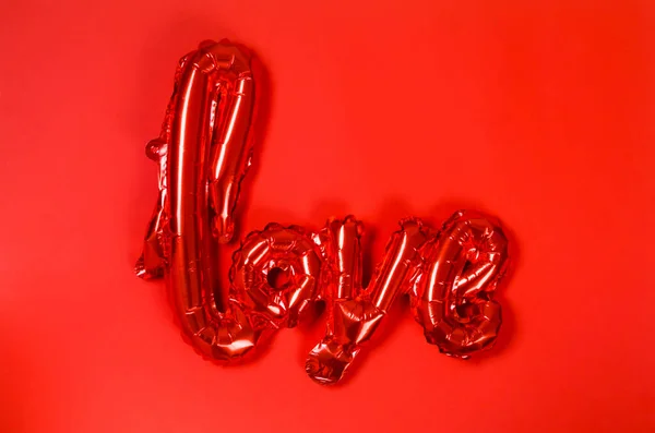 Röd Valentine Kärlek Brev Formade Folieballonger Och Hjärtan Folieballonger Ovanifrån — Stockfoto