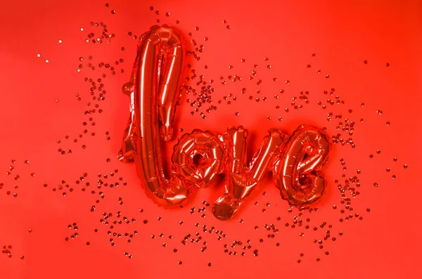 红色情人节背景下 红色情人节最受欢迎的礼物是字母形的铝箔气球和红心铝箔气球 复制空间 — 图库照片