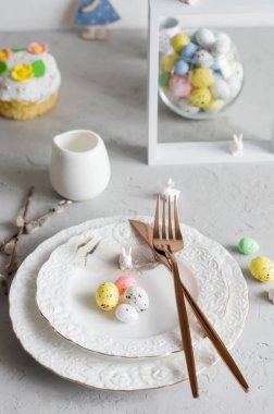 Paskalya için parlak arka planda, renkli süslemeli Paskalya pastası, dekoratif yumurta tatlısı ve tatil süslemeleri ile yer ayarla