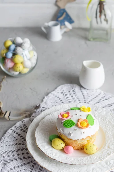 Ustawienie Miejsca Wielkanoc Jasnym Tle Tortem Wielkanocnym Kolorowym Polewą Dekoracyjne — Zdjęcie stockowe